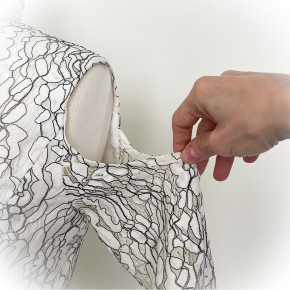 Keepsake white and black floral fitted lace dress cold shoulder long bell sleeve - Picture 5 of 9